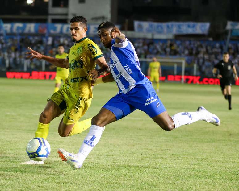 Paysandu e Mirassol em ação. 