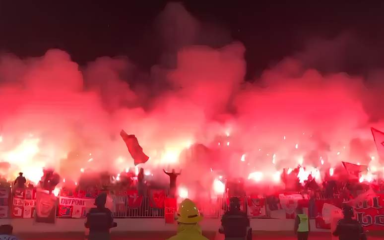 Torcida do Estrela Vermelha faz festa em clássico