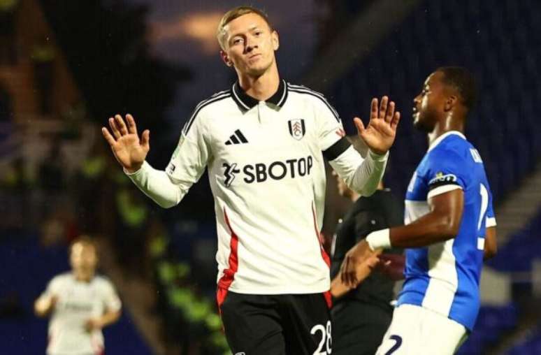 Stansfield se recusa a comemorar contra o ex-time em vitória do Fulham –