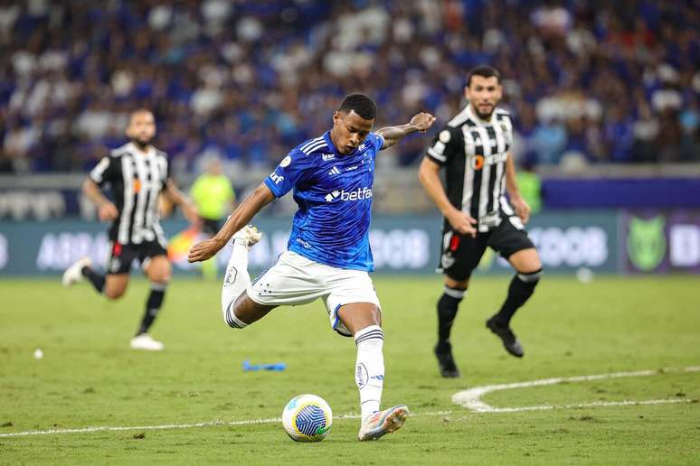 Arthur Gomes (Cruzeiro) durante jogo contra o Atlético-MG, no dia 10.08.2024 