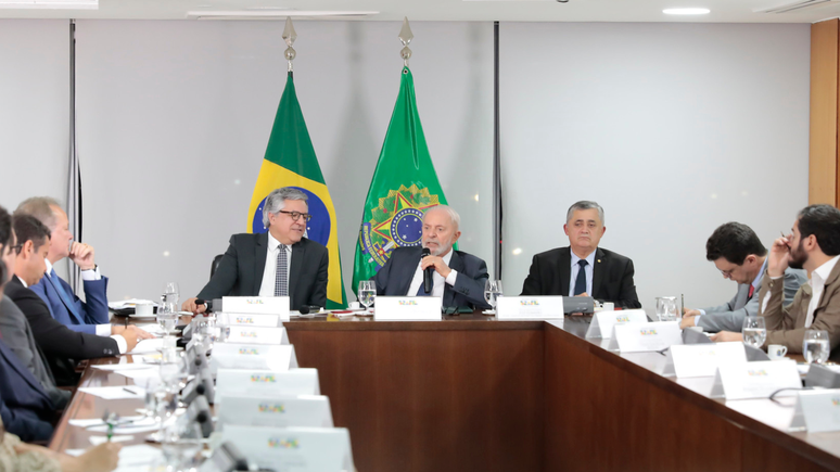  Ministro de Estado Chefe da Secretaria de Relações Institucionais da Presidência da República Alexandre Padilha e o Presidente da República, Luiz Inácio Lula da Silva, durante Reunião com Lideres.