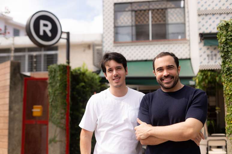 O casal Vitor Ladaga e Vinicius Ferreira abriram o negócio em uma garagem e hoje ocupam um prédio de três andares