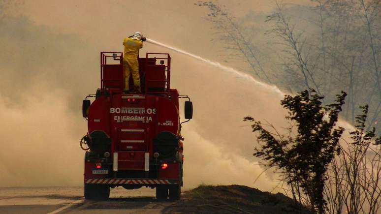 Fumaça agora se concentra no Amazonas e Centro-Oeste, mas deve voltar a descer para o Sul nos próximos dias, diz o Inpe