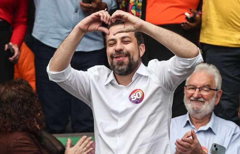 Guilherme Boulos, candidato à Prefeitura de São Paulo pelo PSOL, participa de evento no bairro de Campo Limpo no último sábado, 24 de agosto