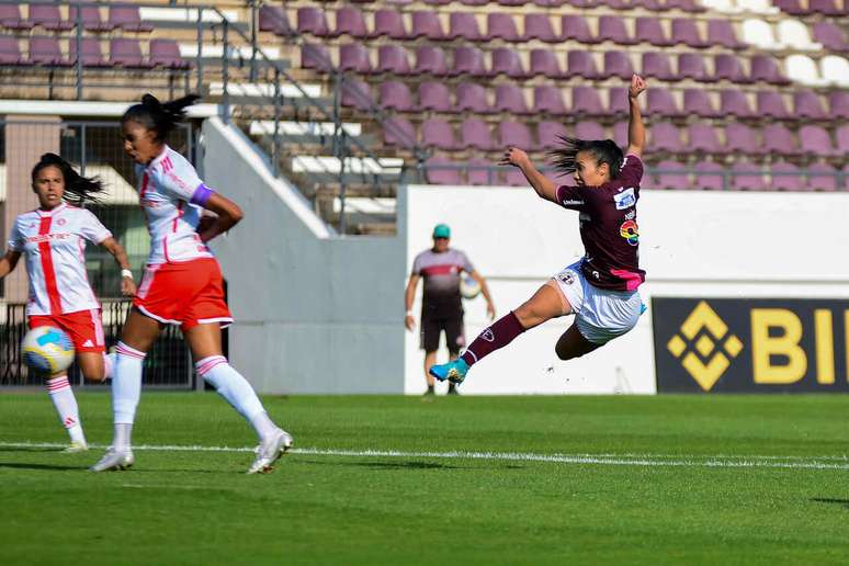 Finalização da Neném para abrir o placar – Fotos: Rafael Zocco/Ferroviária