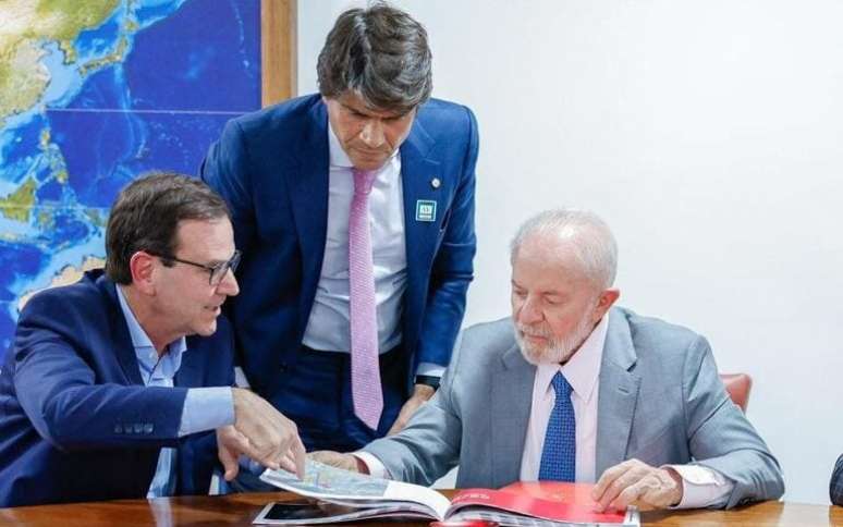 Eduardo Paes, Pedro Paulo e Lula em reunião sobre estádio do Flamengo