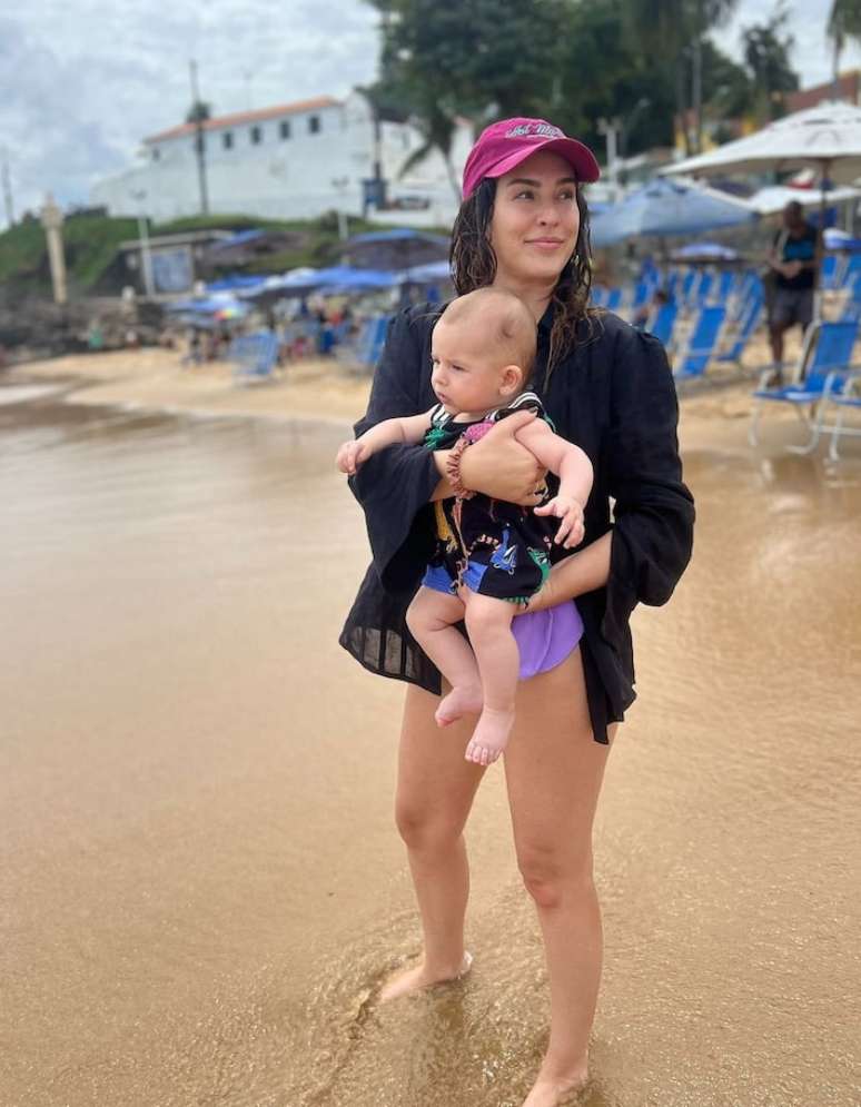 Fernanda Paes Leme e a filha, Pilar, na Praia do Porto da Barra, em Salvador.