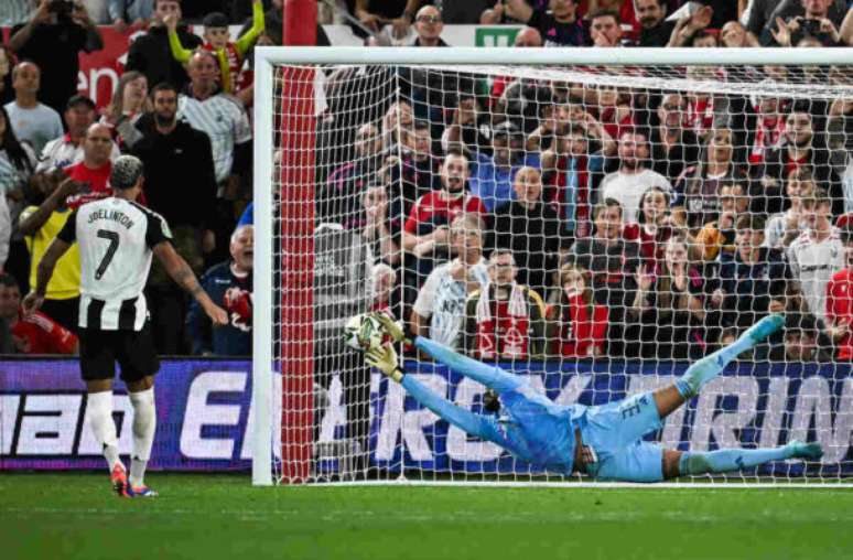 Carlos Miguel defende a cobrança de Joelinton. Apesar desta defesa, Seu Nottingham é eliminado pelo Newcastle –