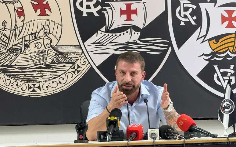 Pedrinho durante entrevista coletiva do Vasco