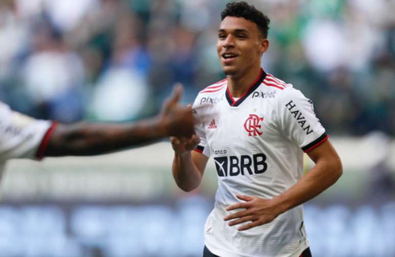 Rubro-Negro envolveu Victor Hugo na negociação com o Southampton por Carlos Alcaraz –