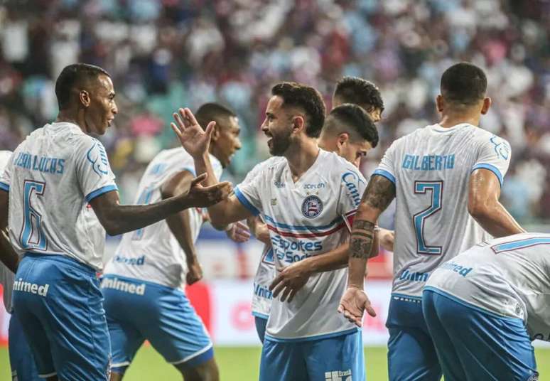 Jean Lucas recebe o cumprimento de Everton Ribeiro em comemoração de gol do Bahia –