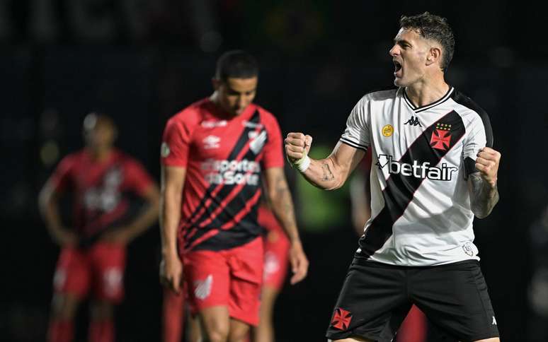 Vegetti marcou o gol da virada do Vasco sobre o Athletico Paranense no segundo turno do Brasileirão