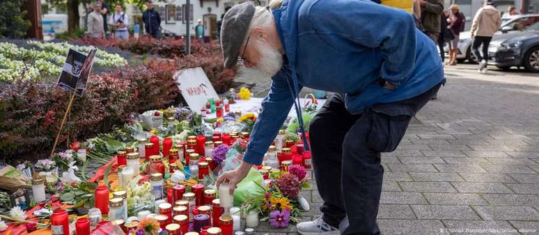 Mortos no atentado durante um festival de rua em Solingen foram homenageados pelos moradores da cidade