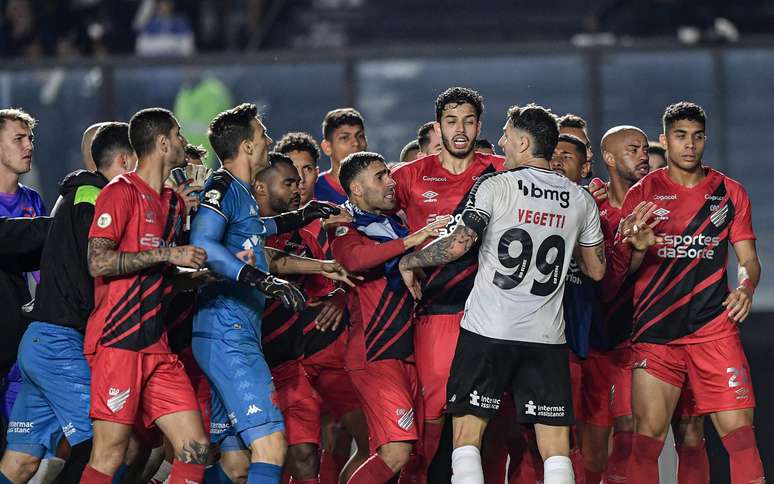 Jogadores do Vasco e o do Atheltico se envolvem em confusão