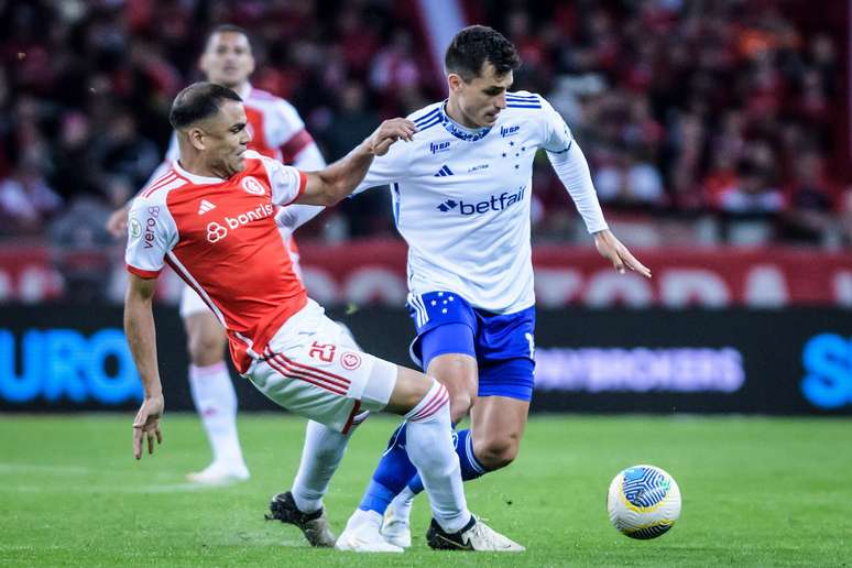 Cruzeiro enfrenta o Internacional. 