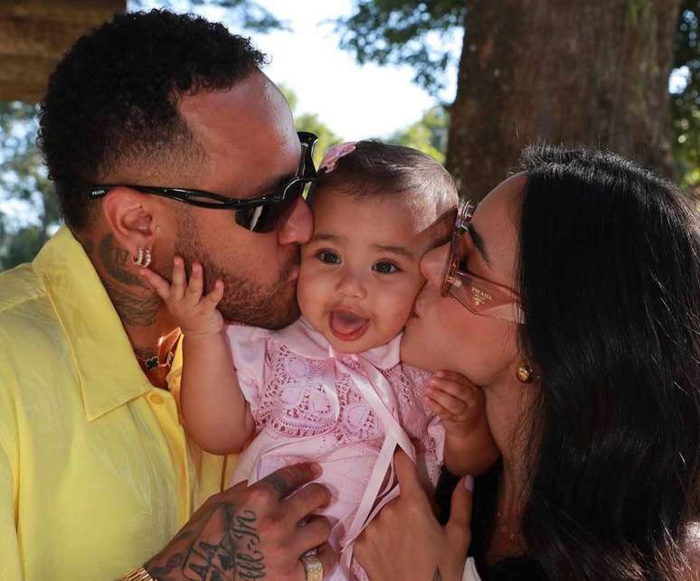 Posteriormente a um per&iacute;odo conturbado da rela&ccedil;&atilde;o, Neymar e Biancardi desfrutam momento de tranquilidade com Mavie &ndash;