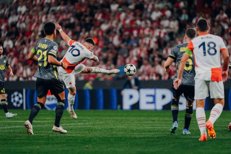 Jogadores de Lille e Slavia Praga em disputa de bola no playoff da Champions –