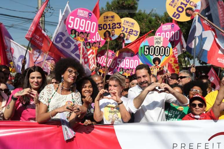Candidato Guilherme Boulos, ao lado de sua vice Marta Suplicy participa de caminha no centro de Campo Limpo