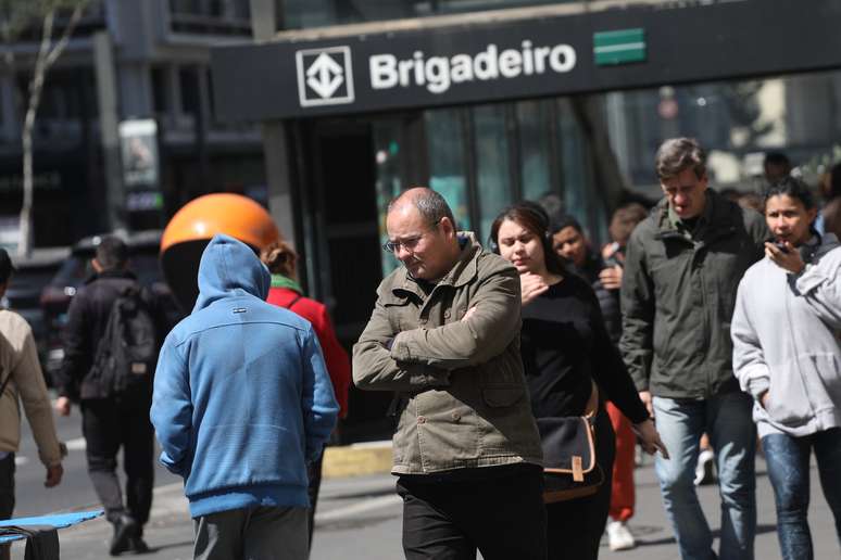 Pedestres caminham na Avenida Paulista, na região central de São Paulo, nesta terça-feira, 27 de agosto de 2024.