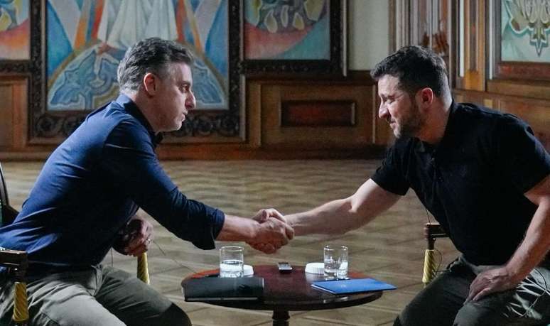 Luciano Huck com o presidente ucraniano Volodymyr Zelensky: o apresentador de entretenimento conseguiu uma proeza jornalística