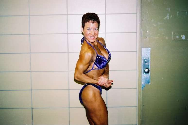 Marilynn Larkin posando em sua primeira competição de fisiculturismo natural em 2002