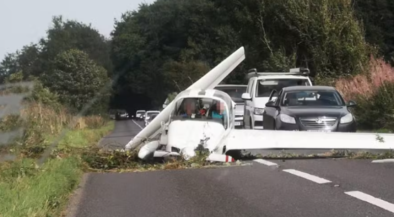 Um avião de pequeno porte caiu em uma estrada movimentada no fim da tarde de terça-feira, 27, em Gloucestershire, na Inglaterra.