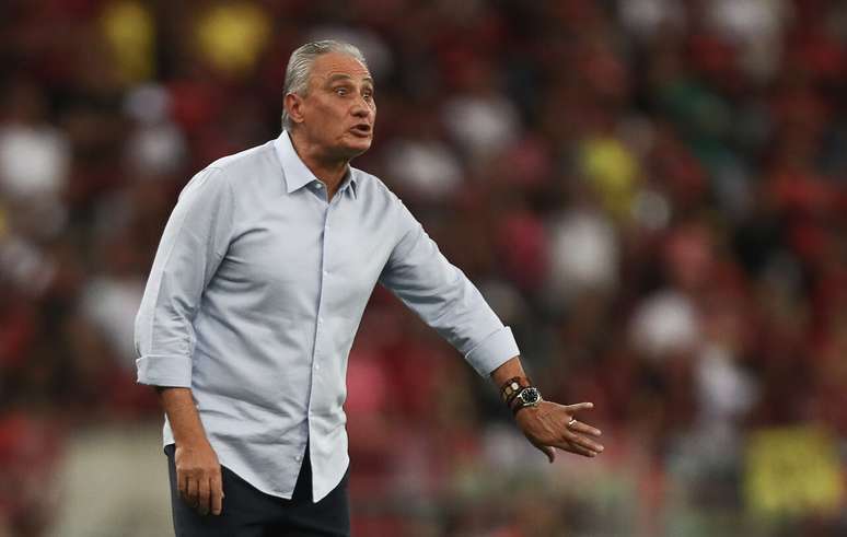 Tite na beira do gramado do Maracanã –