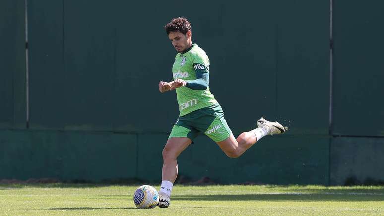 Raphael Veiga, do Palmeiras, durante treinamento, na Academia de Futebol