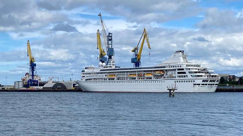 O navio Odyssey, da companhia Villa Vie Residences, atracado em Belfast