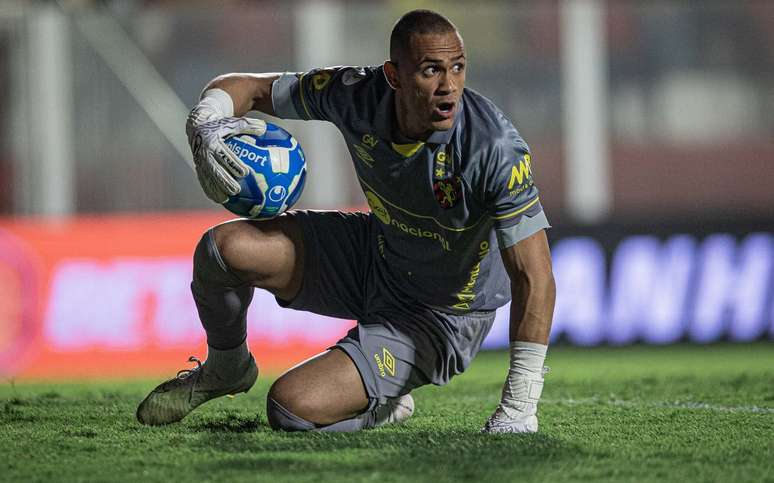 Goleiro Renan é apresentado no Santos