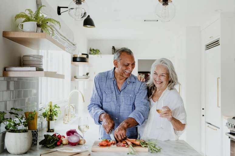 A alimentação equilibrada e saudável é fundamental para a saúde dos idosos