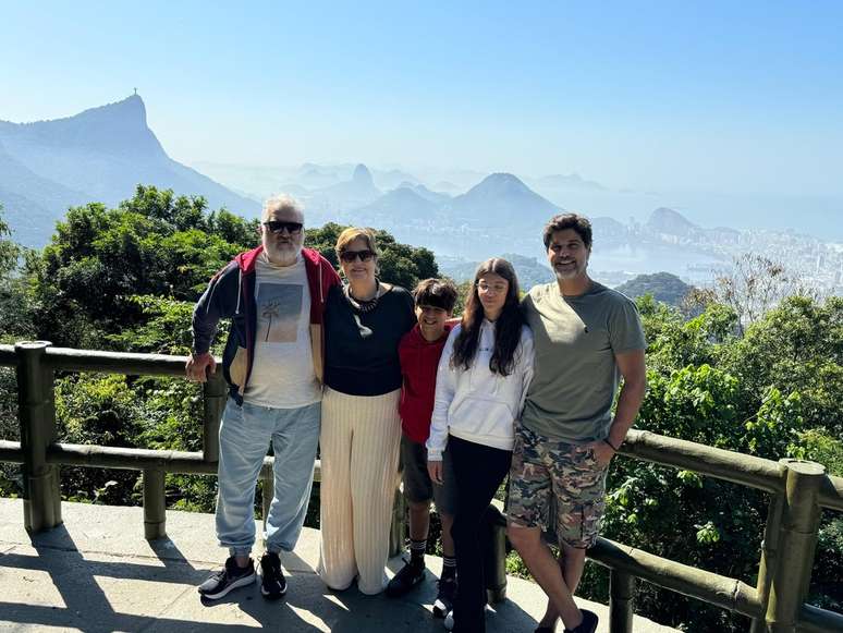 Actor Bruno Cabrerizo, from ‘Tempo de Amar’, enjoys his vacation with his children