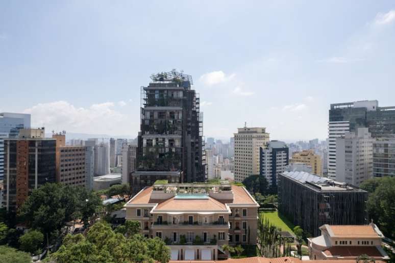 Vista do complexo Cidade Matarazzo, com a maternidade em primeiro plano e o edifício do hotel Rosewood ao fundo.