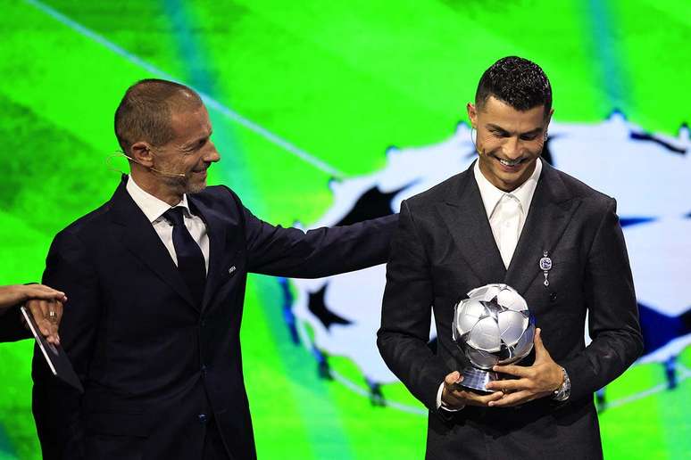 Cristiano Ronaldo recebe prêmio de maior vencedor da história da Champions –