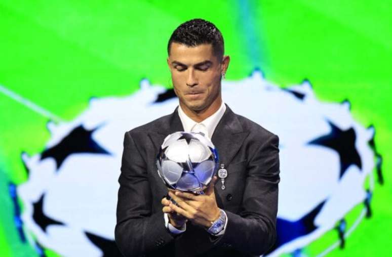 Cristiano Ronaldo recebe prêmio de maior vencedor da história da Champions –