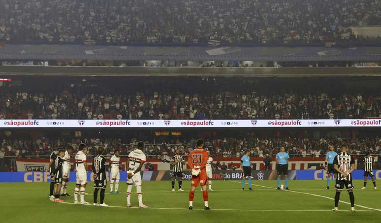 Minuto de silêncio em homenagem a Juan Manuel Izquierdo Vaiana, jogador uruguaio que sofreu mal súbito no MorumBis 