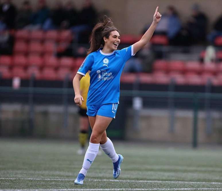 Tara comemora um gol com a camisa do Peterborough –