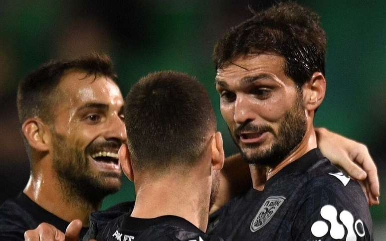 Jogadores do PAOK comemoram o segundo gol do jogo de volta contra o Shamrock Rovers