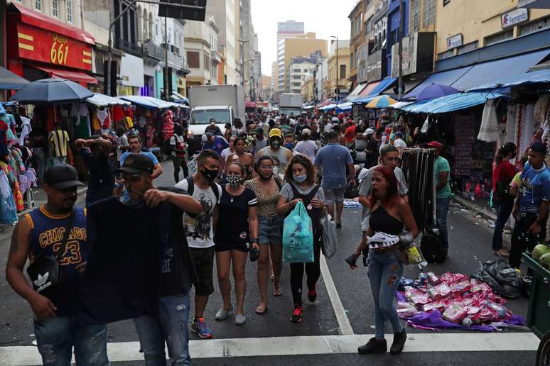 Pessoas caminham na rua 25 de Março, em São Paulo 21/12/2020 