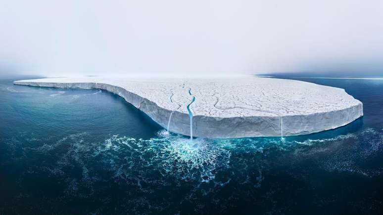 Água derretida caindo sobre a borda da geleira Bråsvellbreen
