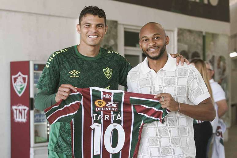 Tartá (dir.) recebe camisa das mãos do Monstro Thiago Silva –