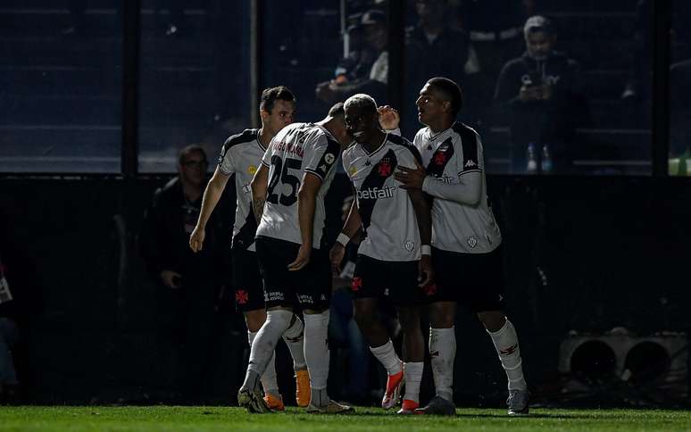 Vasco enfrenta o Athletico-PR pela Copa do Brasil