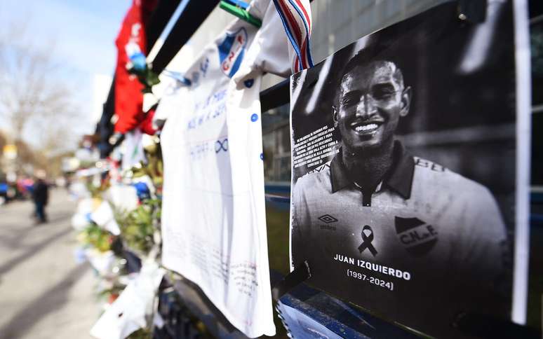 Torcedores prestaram homenagem a Izquierdo em Montevidéu