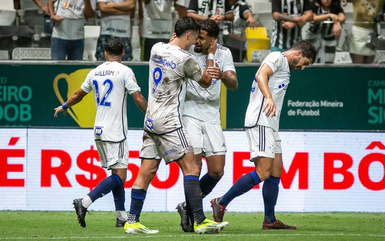 Equipe do Cruzeiro comemorando gol