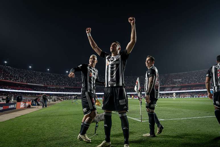 Battaglia comemora gol do Atlético. 