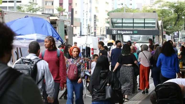 Pedestres caminham na Avenida Paulista; São Paulo segue como o estado mais populoso do Brasil