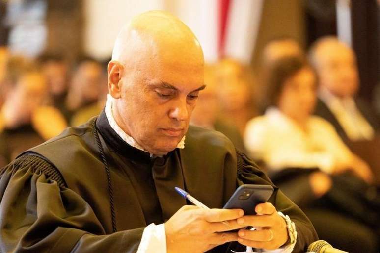 Alexandre de Moraes usando o celular