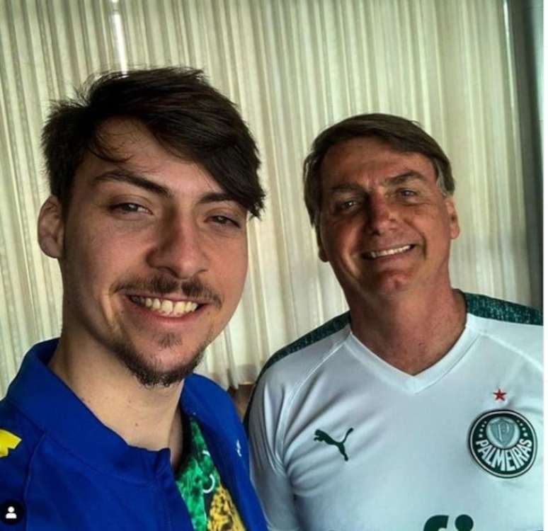 Jair Renan, o filho 04 de Jair Bolsonaro, ao lado do ex-presidente