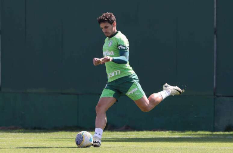 Raphael Veiga, do Palmeiras, durante treinamento, na Academia de Futebol