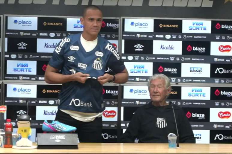 Santos apresenta o goleiro Renan –